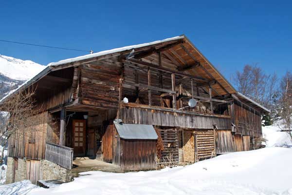 Vieux chalet sous la neige  ferme de montagne en Haute Savoie