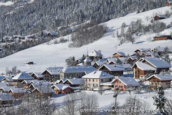 vue panoramique du village en hiver proche de La Clusaz