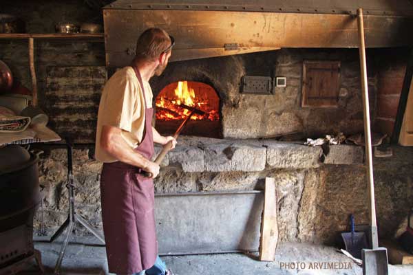 four à bois des Villards sur Thônes artisans boulanger en pleine action